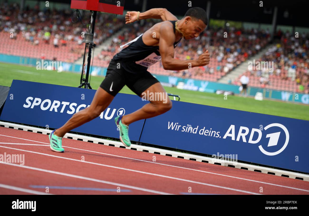 Kassel, Deutschland. 09. Juli 2023. Feature, Werbetafel - Sportshow - ARD - wir gehören Ihnen - Gang, Werbung, vor einem Athleten zu Beginn, bei der deutschen Leichtathletik-Meisterschaft 2023 vom 07. 09/2023, von 07/08 bis 09.07.2023 Uhr in Kassel/Deutschland. Kredit: dpa/Alamy Live News Stockfoto
