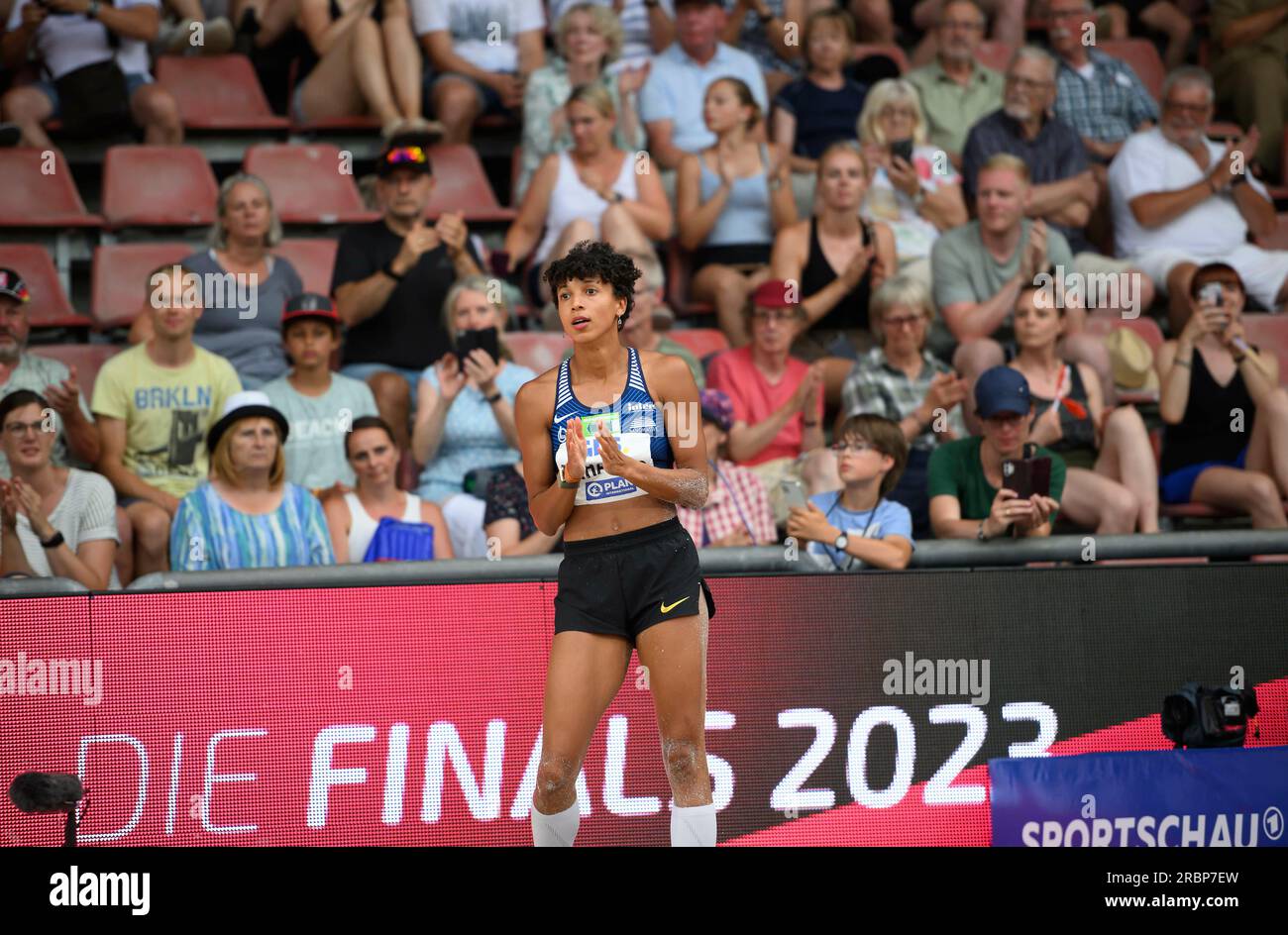 Kassel, Deutschland. 09. Juli 2023. Gewinnerin Malaika MIHAMBO (LG Kurpfalz) hinter Zuschauern und einer Gang - dem Finale - und - Sportsendung - ARD. Langsprung-Finale für Frauen bei der deutschen Leichtathletik-Meisterschaft 2023 09.07.2023 ab 08,07. - 09.07.2023 in Kassel/Deutschland. Kredit: dpa/Alamy Live News Stockfoto