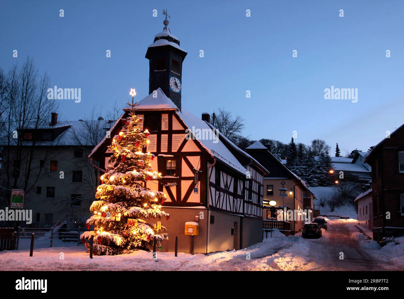 Das Alte Rathaus von Engenhahn mit Weihnachtsbaum, Niedernhausen, Hessen, Deutschland Stockfoto