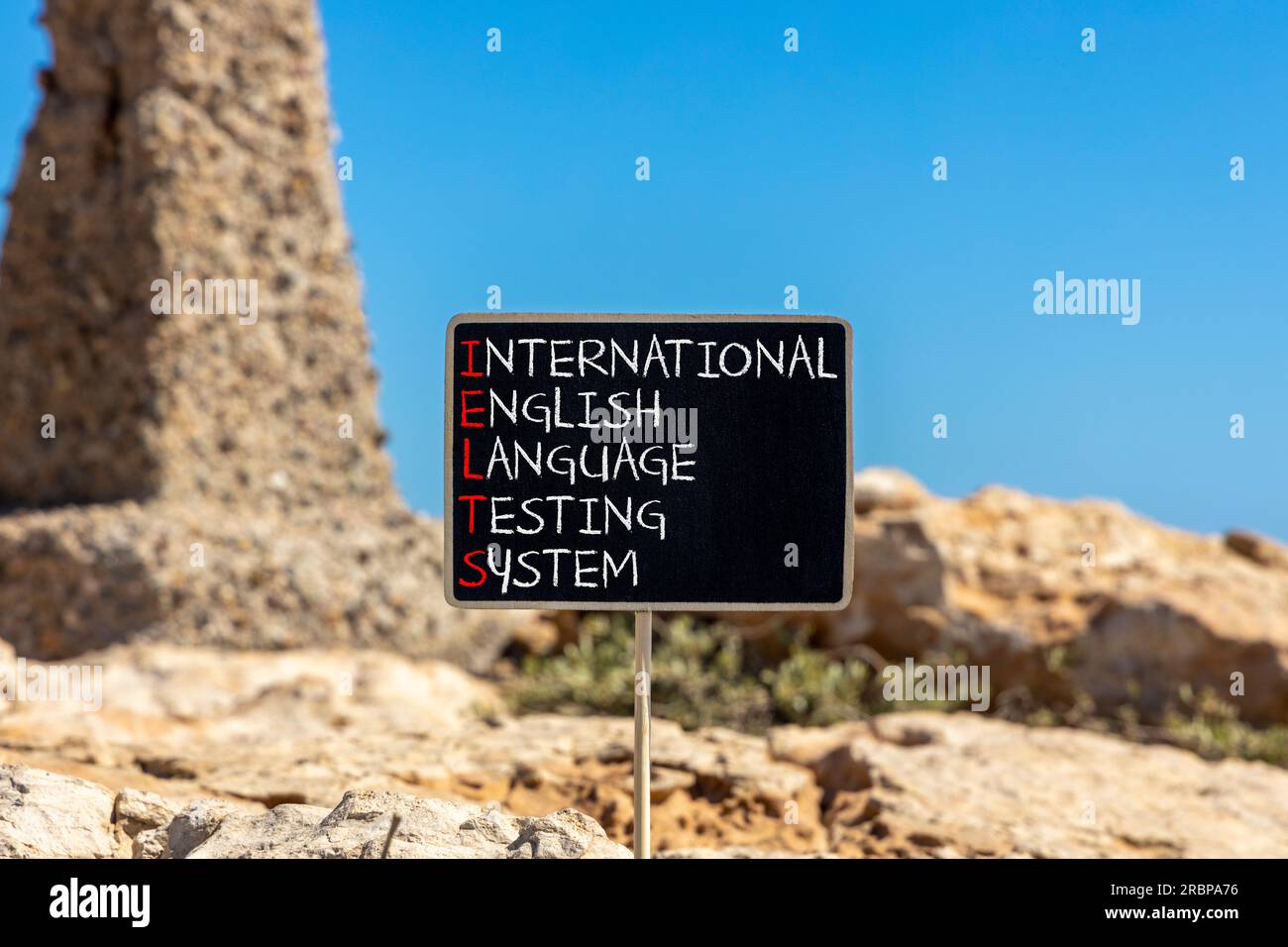 IELTS-Symbol. Konzeptbegriffe IELTS internationales englischsprachiges Testsystem auf schwarzer Tafel. Wunderschöner Steinhintergrund. Business IELTS Praktikant Stockfoto