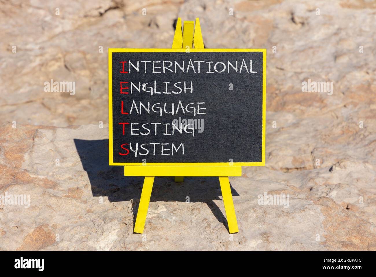IELTS-Symbol. Konzeptbegriffe IELTS internationales englischsprachiges Testsystem auf schwarzer Tafel. Wunderschöner Steinhintergrund. Business IELTS Praktikant Stockfoto