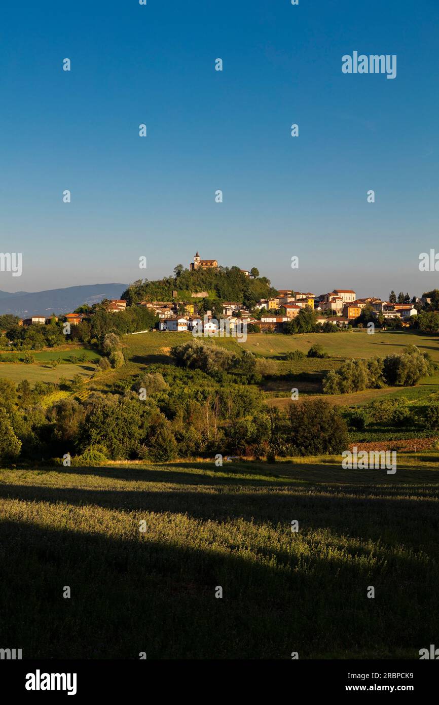 Auf den Straßen von Fausto Coppi, in der Gegend von Tortona, weiße Straße namens „Strada Vicinale Montegrande“. Im Hintergrund: Sarezzano, Piemont, Italien Stockfoto