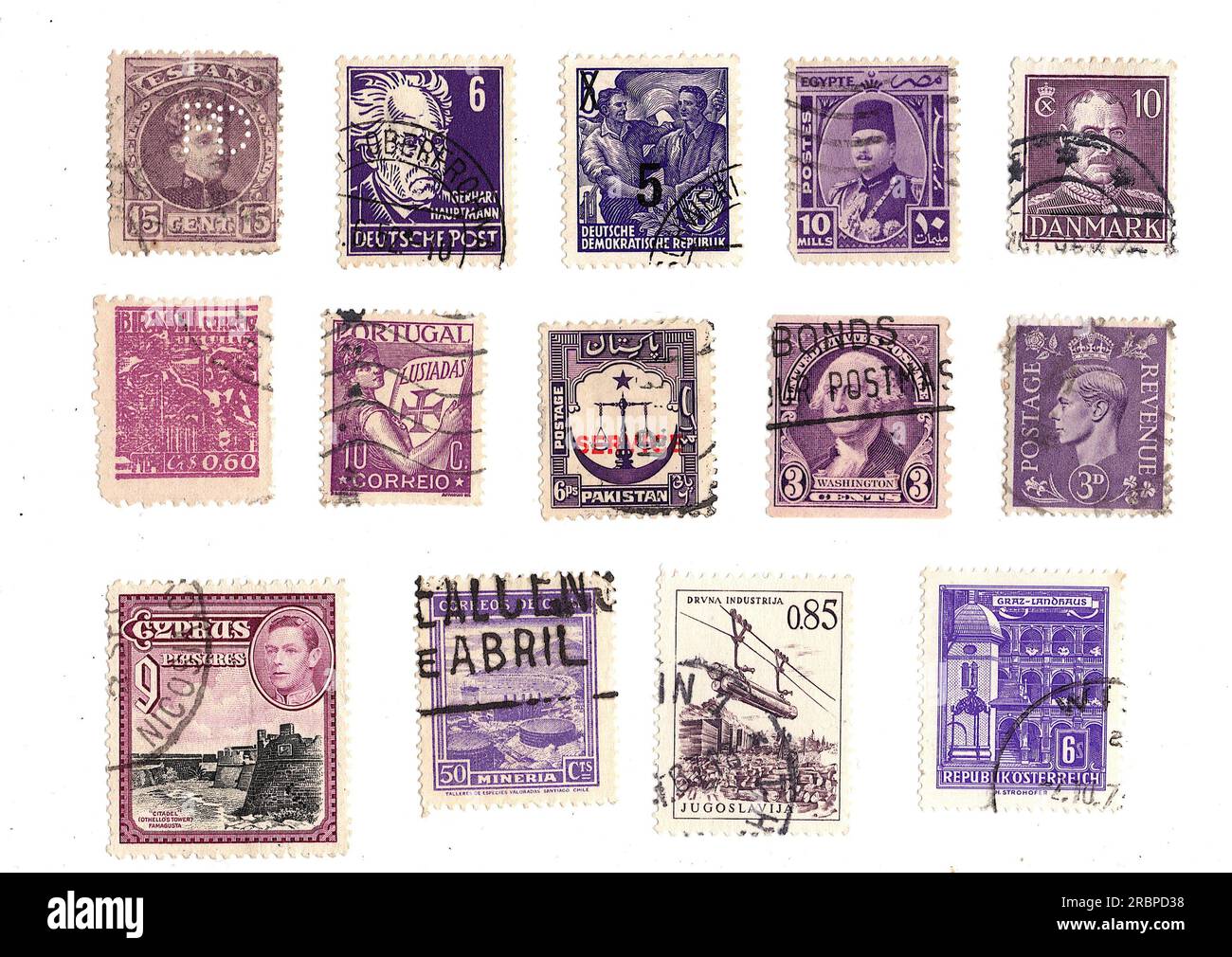 Lila Briefmarken aus aller Welt auf weißem Hintergrund. Stockfoto