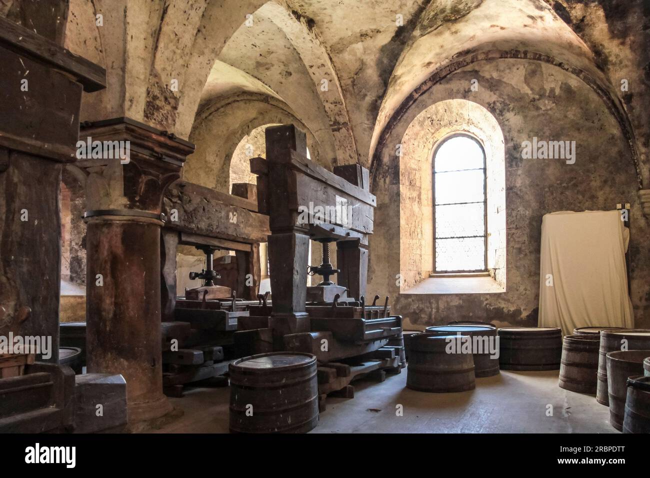 Großes altes Gewölbe im Zisterzienserkloster in Eberbach bei Kiedrich, Rheingau, Hessen, Deutschland Stockfoto