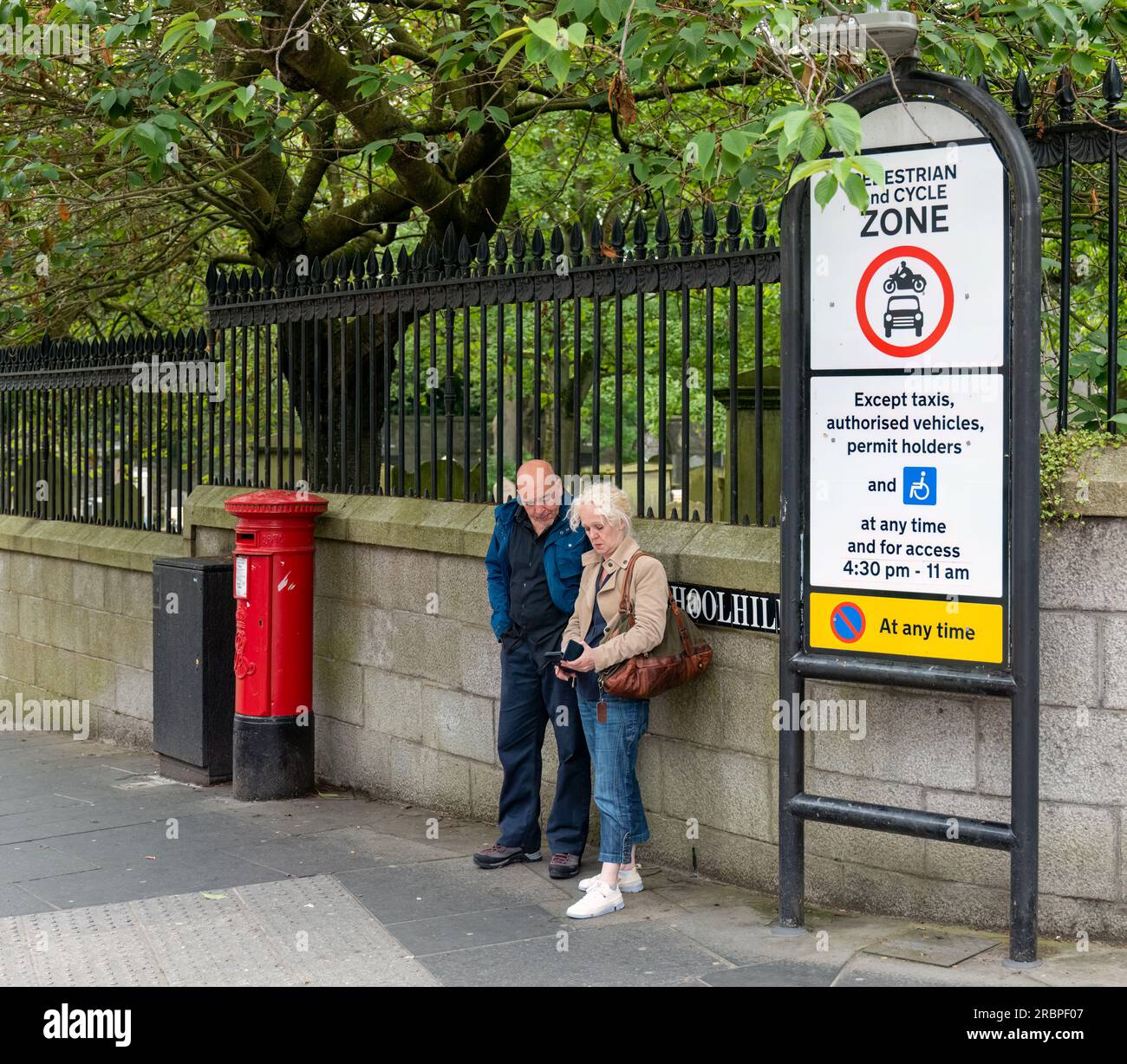 27. Juni 2023.Aberdeen, Schottland. Das ist ein Paar, das mit einem Handy in einer Fußgängerzone im Stadtzentrum von Aberdeen herumsurft Stockfoto