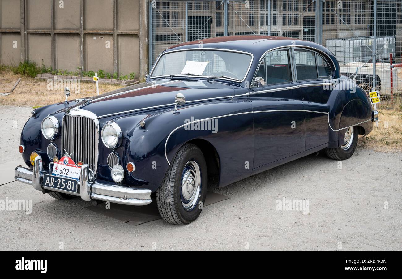 Lelystad, Niederlande, 18.06.2023, Retro Luxuslimousine Jaguar Mark IX ab 1960 Uhr am National Oldtimer Day Stockfoto