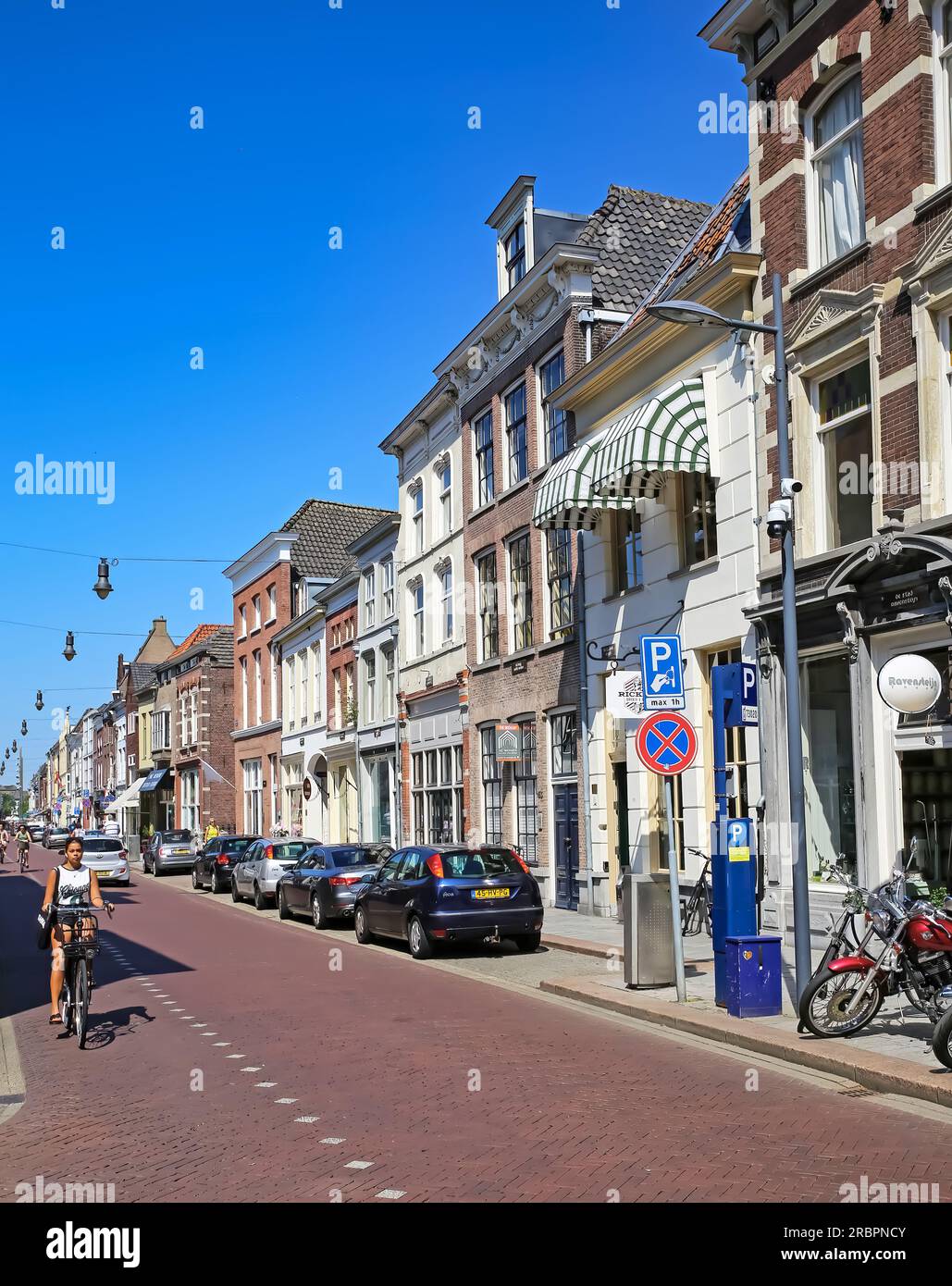 S-Hertogenbosch (Hinthamerstraat), Niederlande - Juli 8. 2023 Uhr: Wunderschöne alte holländische Häuser an der Hauptstraße im Stadtzentrum Stockfoto