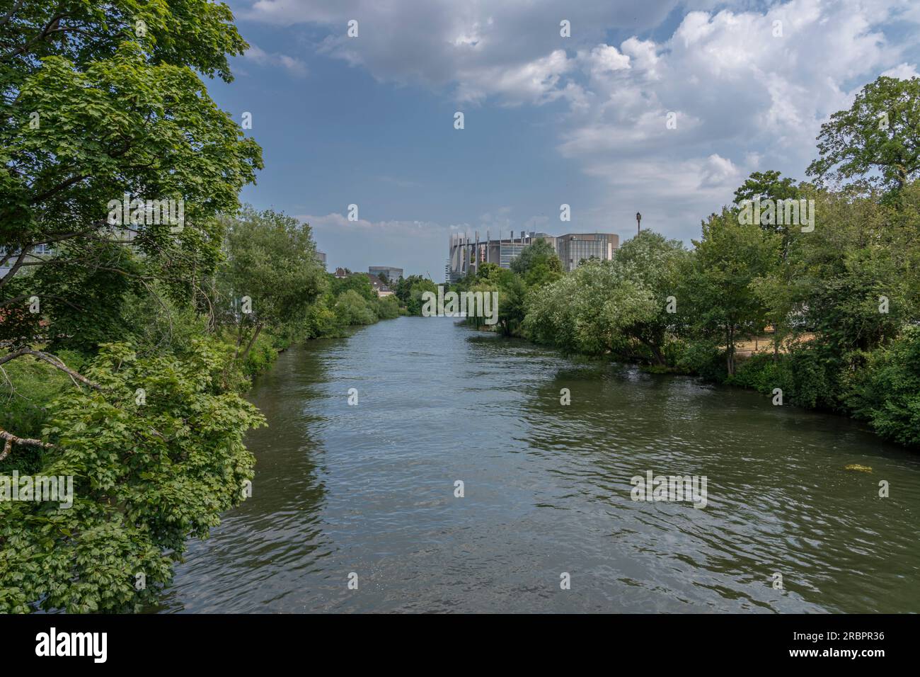 Straßburg, Frankreich - 06 26 2023: Straßburg: Blick des Europäischen Parlaments Louise Weiss von der Fußgängerbrücke der Arquebusiers Stockfoto