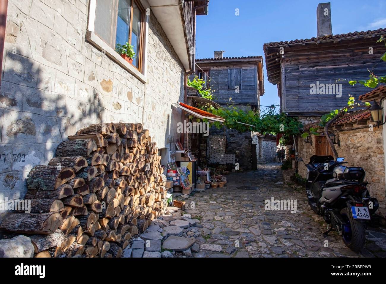 Nessebar Altstadt, 2023 erbaut, Feuerholz auf der Straße Stockfoto