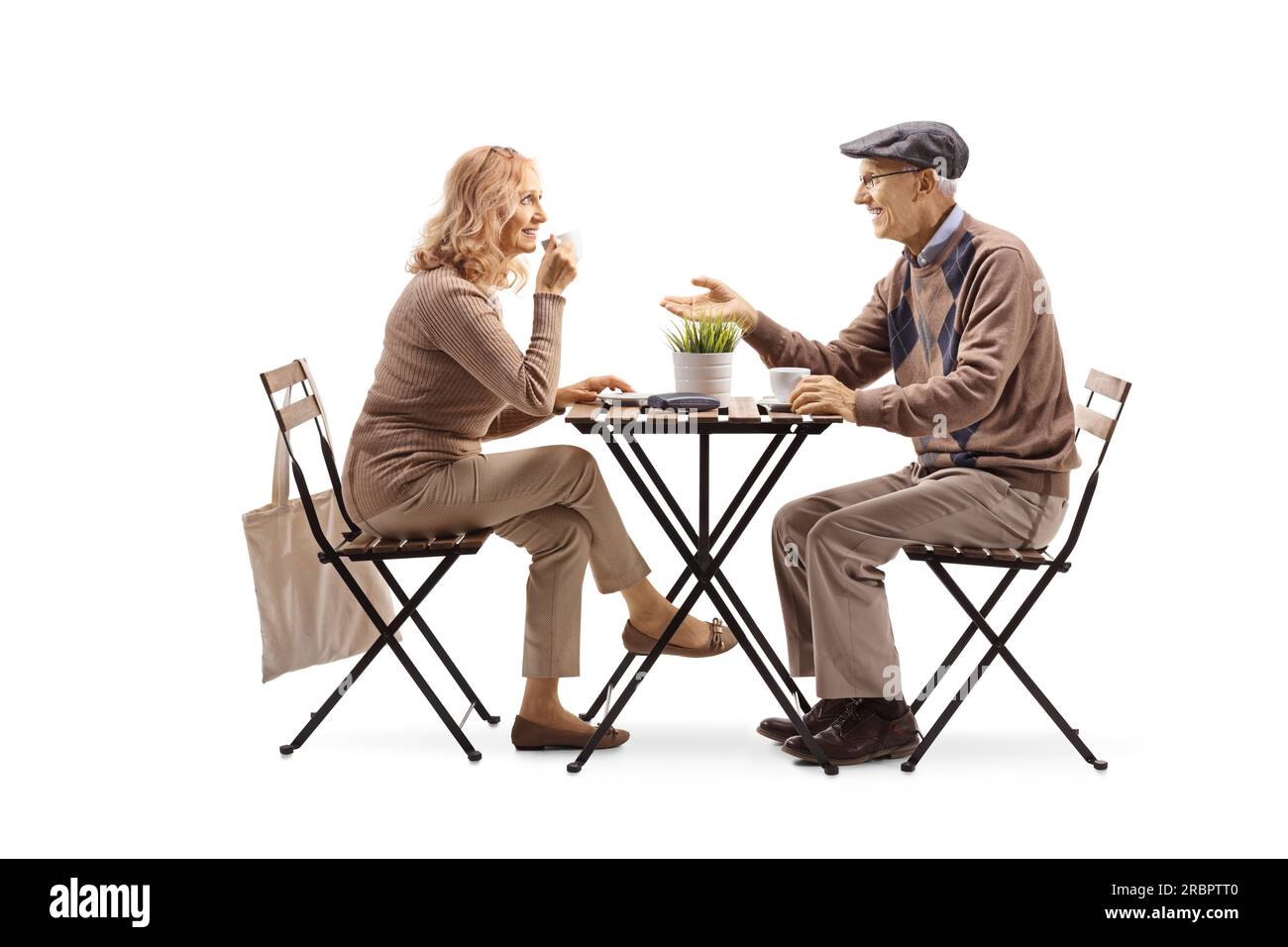 Frau mit einem älteren Mann, der an einem Tisch sitzt und eine Tasse Kaffee trinkt, isoliert auf weißem Hintergrund Stockfoto