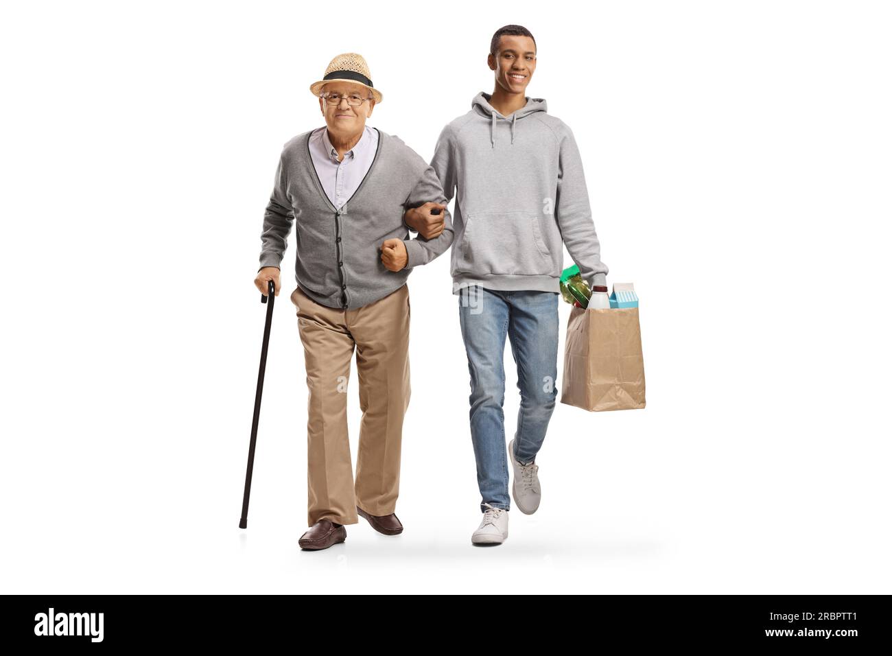 Junger afroamerikanischer Mann mit Einkaufstüten, der mit einem älteren Mann auf weißem Hintergrund unterwegs ist Stockfoto