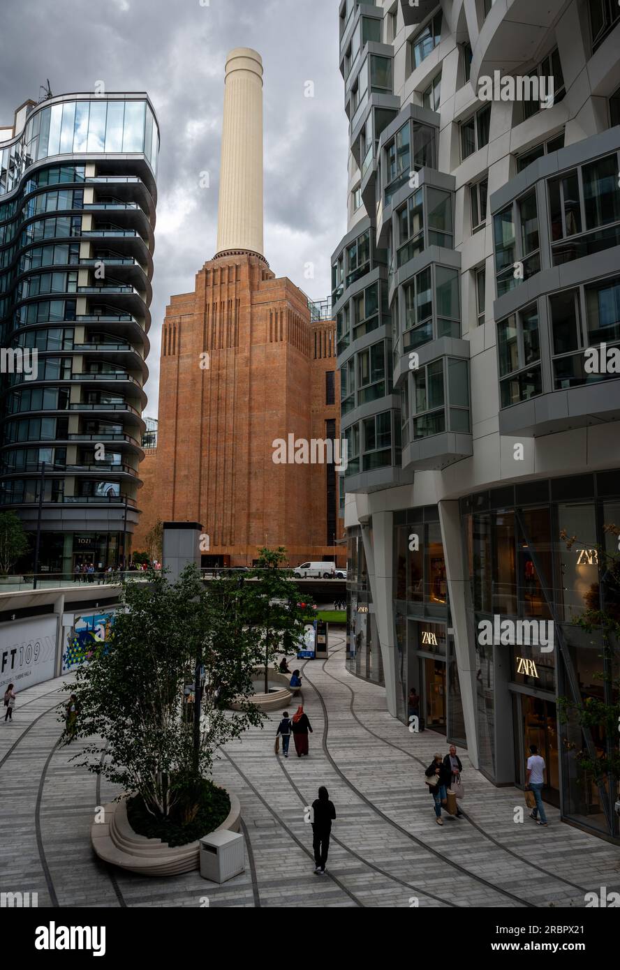 Battersea, London, Vereinigtes Königreich: Neue Wohngebäude in Battersea mit dem neu entwickelten Kraftwerk Battersea. Vom Electric Boulevard aus gesehen. Stockfoto