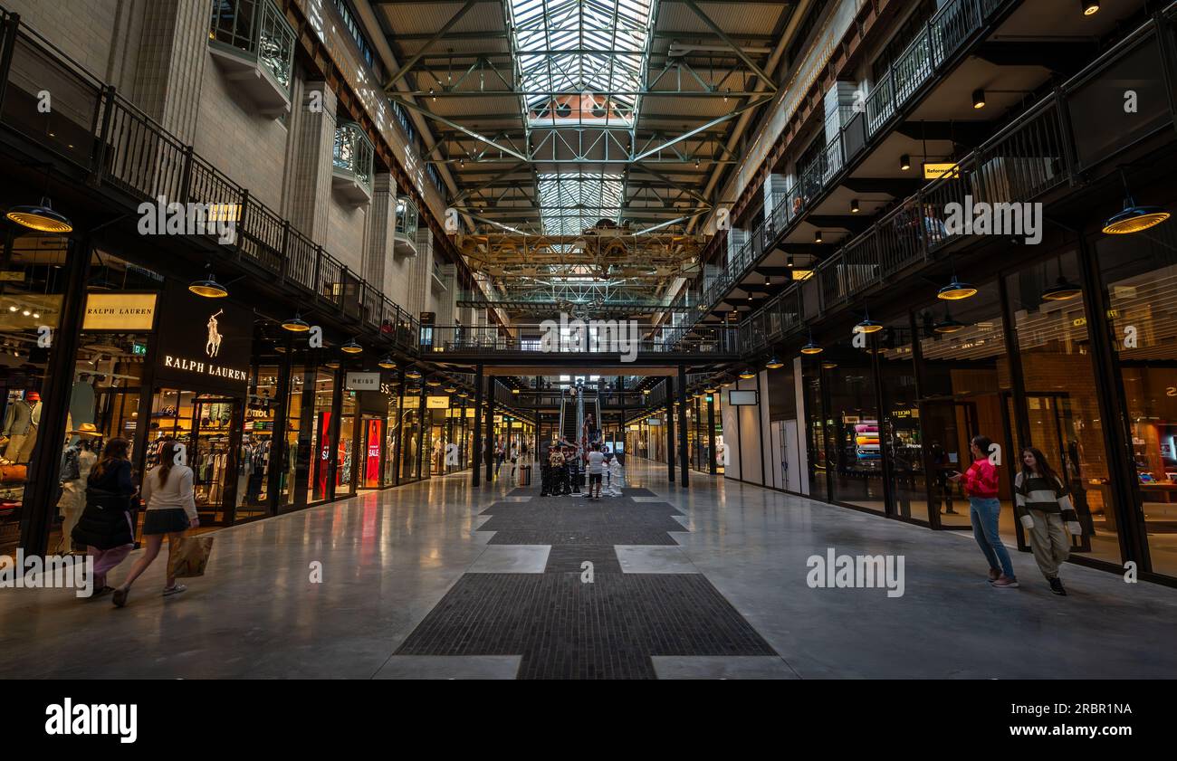 Battersea, London, Vereinigtes Königreich: Battersea Power Station wurde als Einkaufs- und Freizeitziel neu entwickelt. Innenraum der Turbinenhalle A im Erdgeschoss Stockfoto