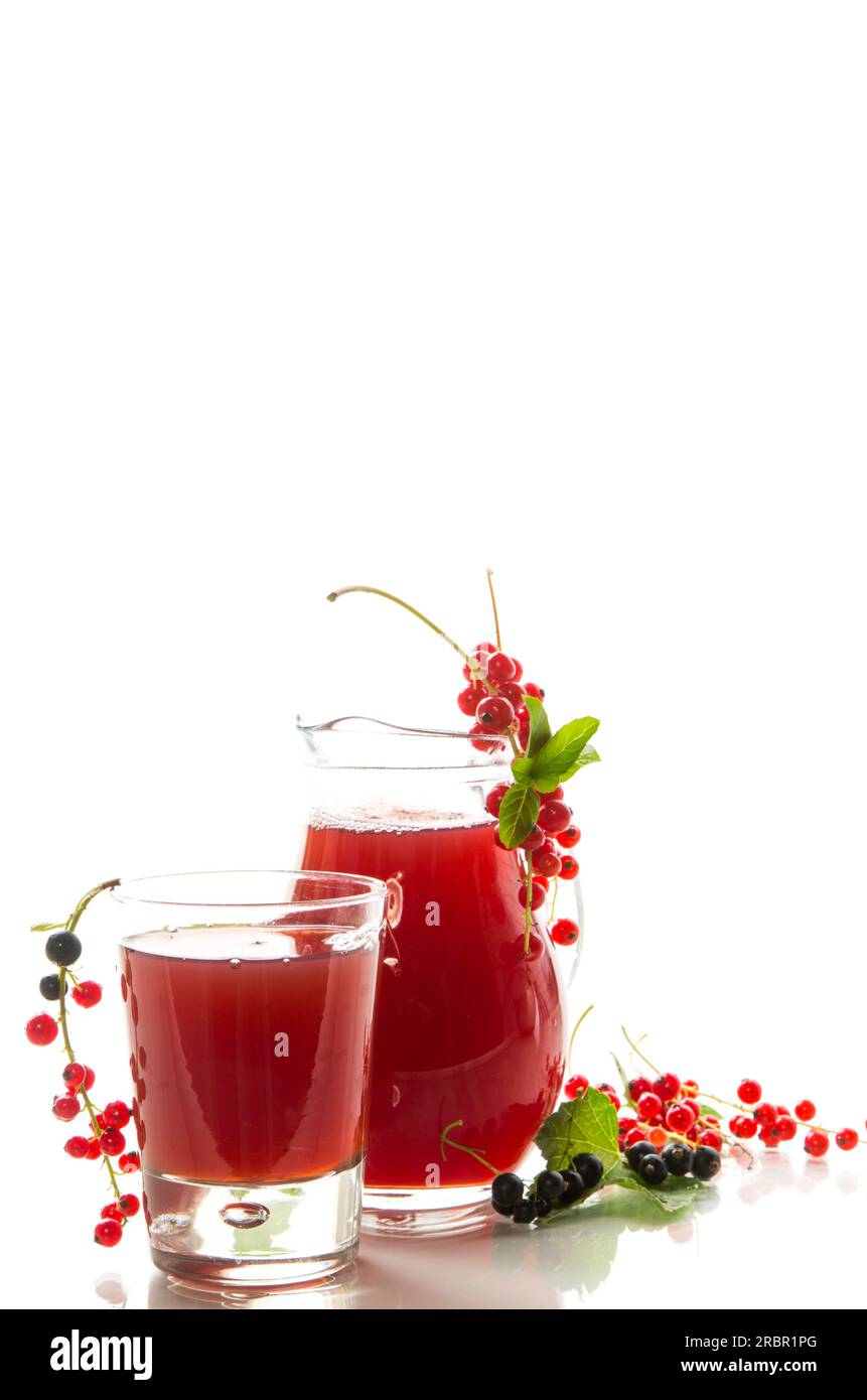 Frischer Beerensaft aus roter und schwarzer Johannisbeere, isoliert auf weißem Hintergrund Stockfoto