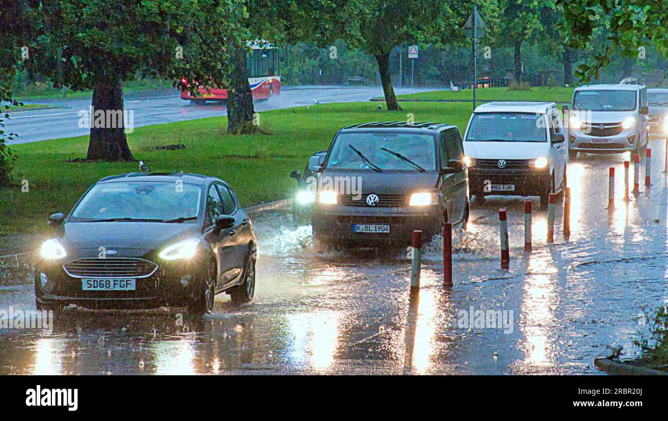 Glasgow, Schottland, Vereinigtes Königreich 10. Juli 2023. UK Weather: Bei starkem Regen kämpfte der Verkehr auf der Great Western Road auf der A82 durch Überschwemmungen, während die Stadt von Regen durchflutet wurde. Credit Gerard Ferry/Alamy Live News Stockfoto