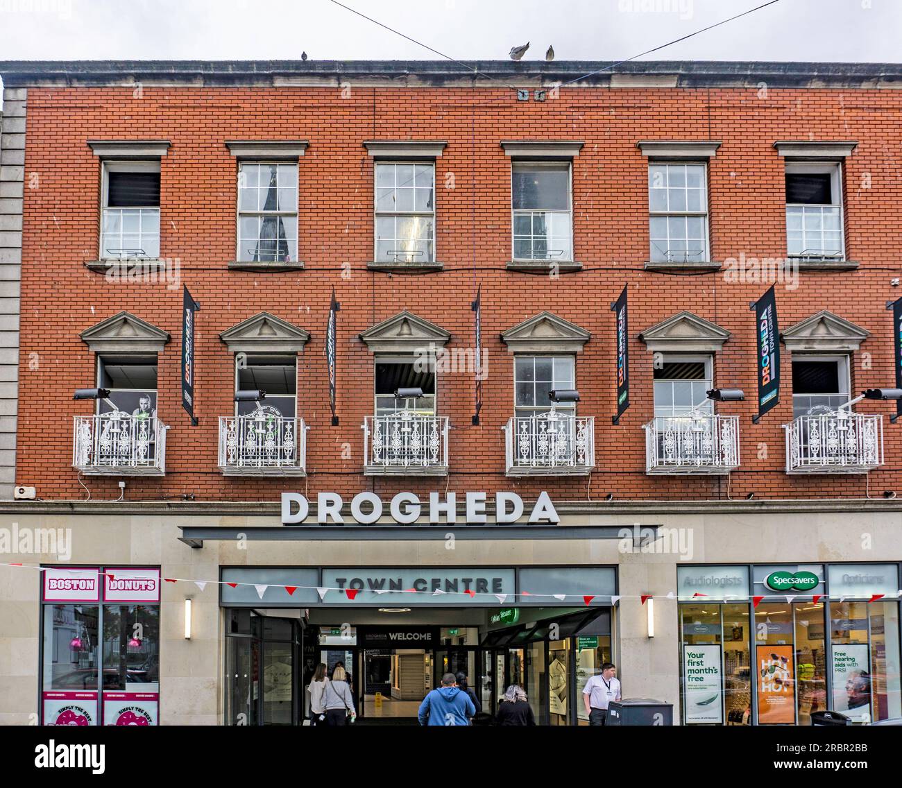 Das Einkaufszentrum Drogheda Town Centre auf der West Street, Drogheda, Co Louth, Irland. Mit Dealz, Specsavers, Dunnes Stores, Insomnia, Apotheke. Stockfoto