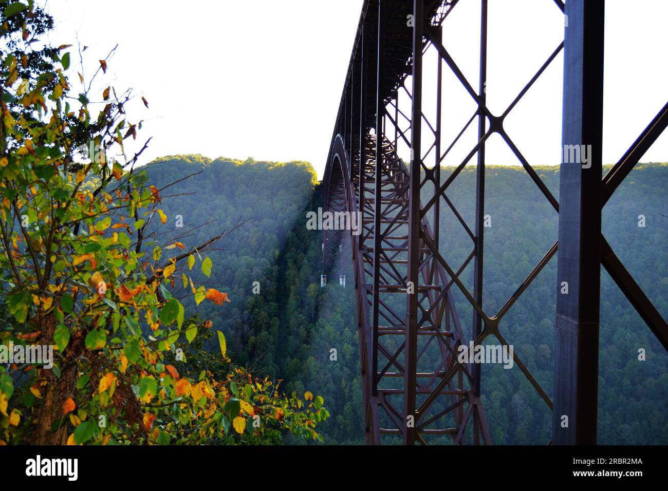 Seitenansicht der New River Gorge Bridge Stockfoto