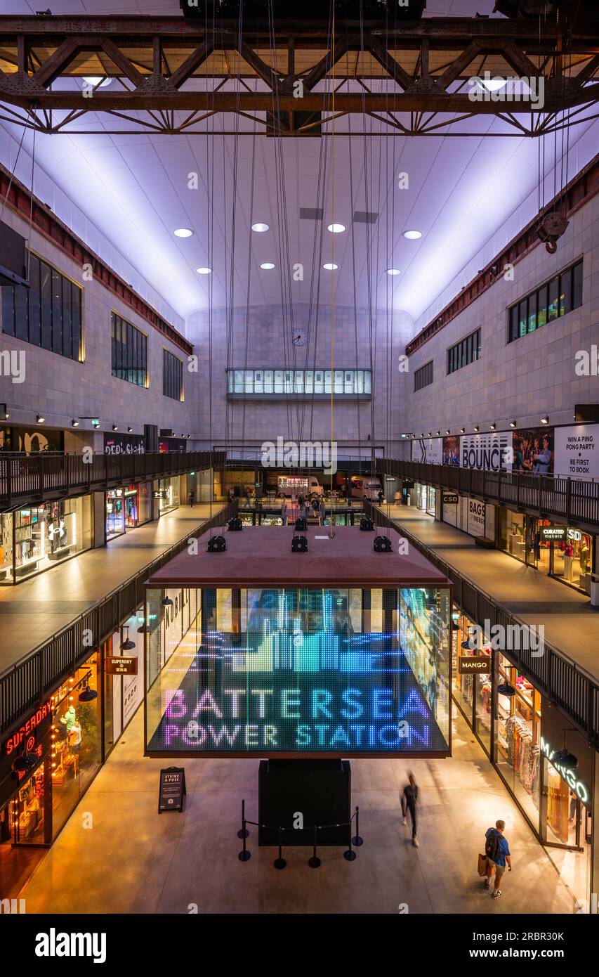 Battersea, London, Vereinigtes Königreich: Battersea Power Station wurde als Einkaufs- und Freizeitziel neu entwickelt. Innenraum von Turbinenhalle B. Stockfoto