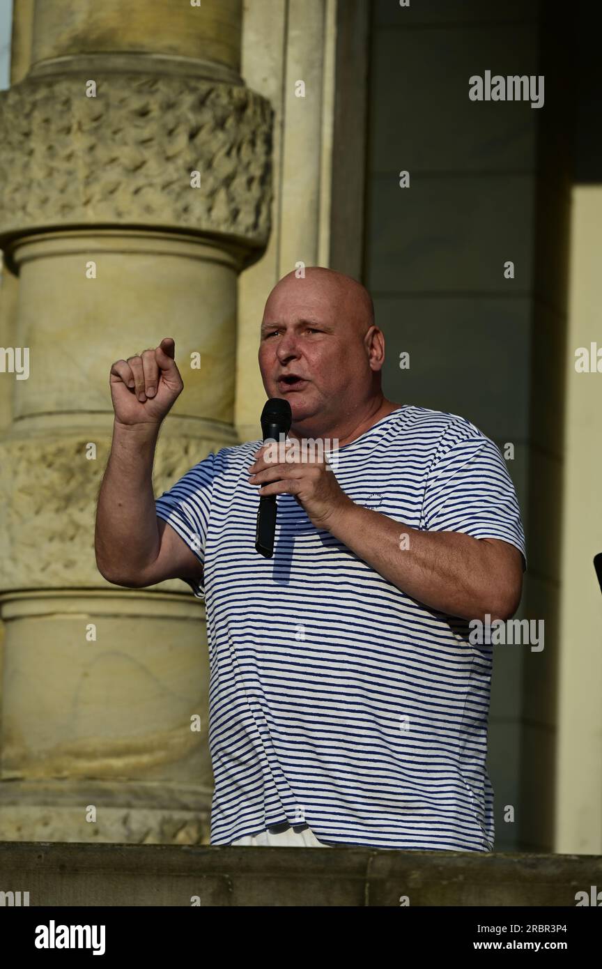 Im Bild: Freie-Sachsen-Politiker Andreas Hofmann alias DJ Happy Vibes.Rege Teilnahme an der Montagsdemo auf dem Görlitzer Postplatz nach schwerem Land Stockfoto