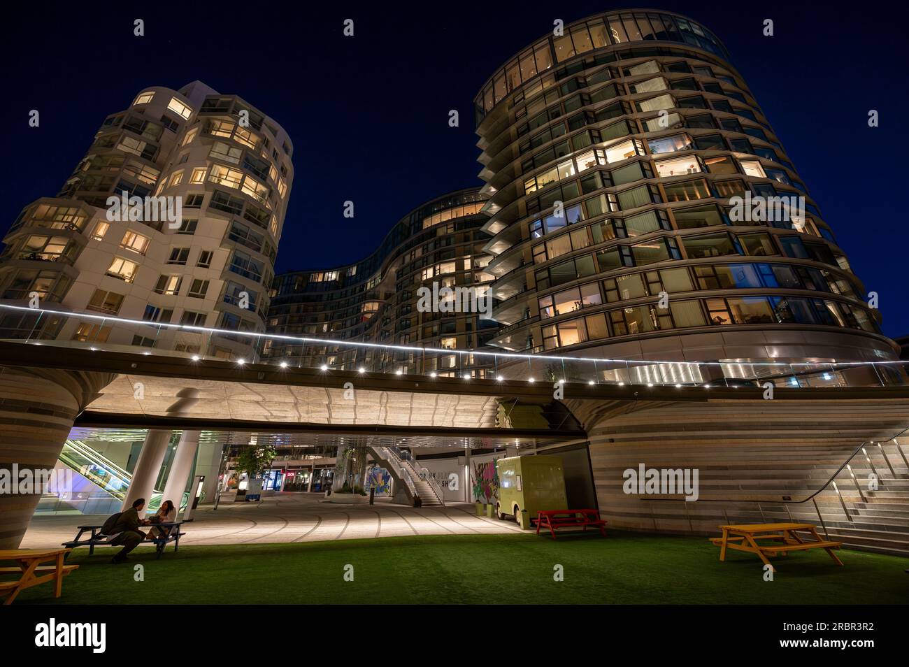 Battersea, London, Großbritannien: Neue Apartmentgebäude und Hotel in Battersea in der Nähe des Kraftwerks Battersea. Nachtsicht auf den Electric Boulevard Stockfoto