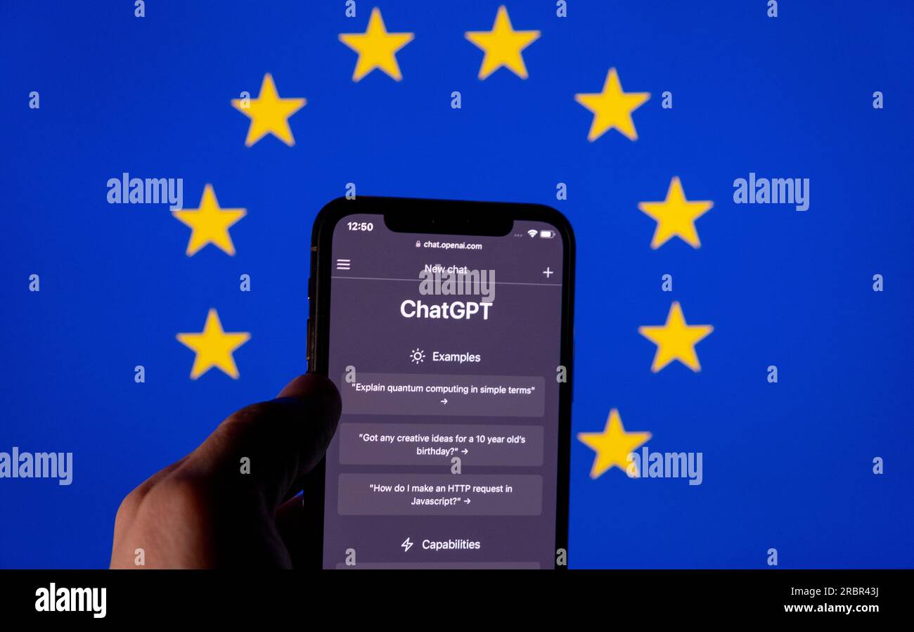 Azoren, Portugal - 21.01.2023: Smartphone-Handgriffe mit der ChatGPT-Webseite von OpenAI und im Hintergrund verschwimmen die Flagge der Europäischen Union. Stockfoto