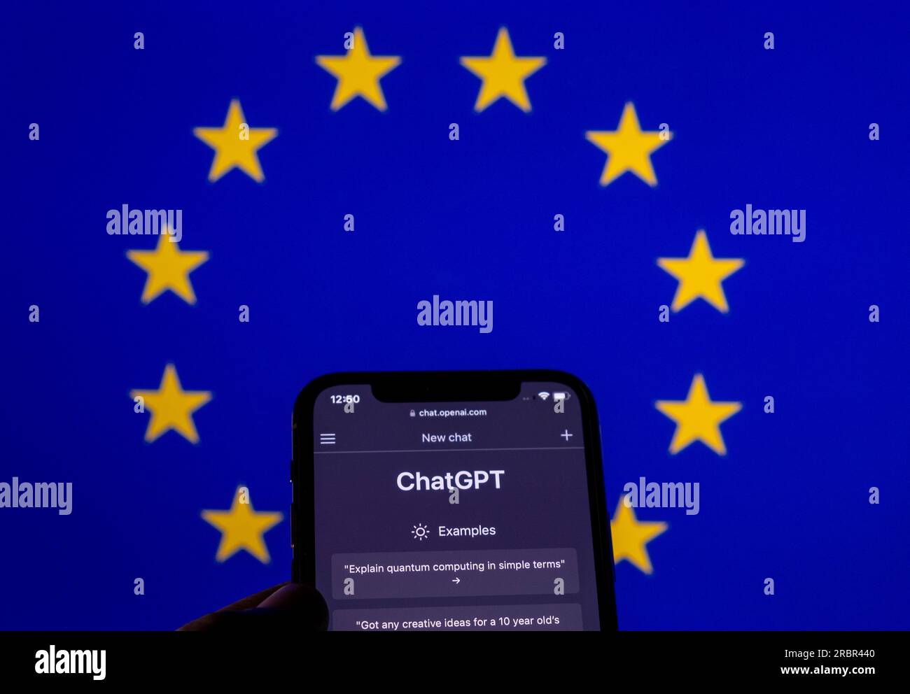 Azoren, Portugal - 21.01.2023: Smartphone mit ChatGPT-Eingabeaufforderung Webseite von OpenAI und im Hintergrund verschwimmen die Flagge der Europäischen Union. Stockfoto