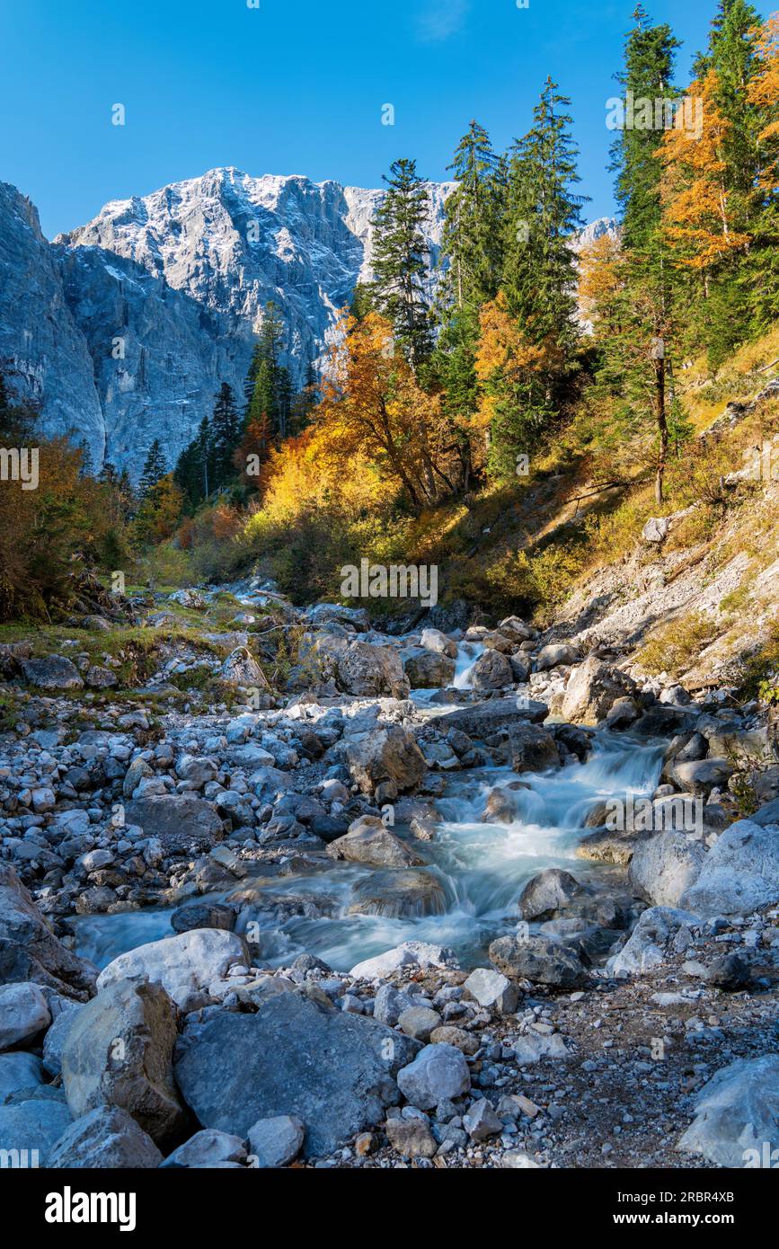 Kleiner Wasserfall auf dem Weg nach eng Grund, eng, Hinterriss, Karwendel, Tirol, Österreich Stockfoto