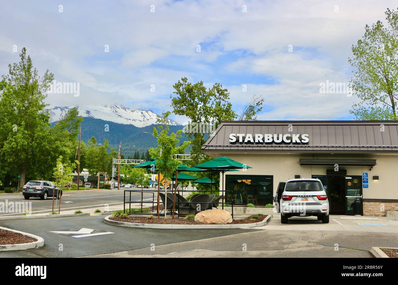 Starbucks mit dem schneebedeckten Berg Mount Shasta California USA Stockfoto