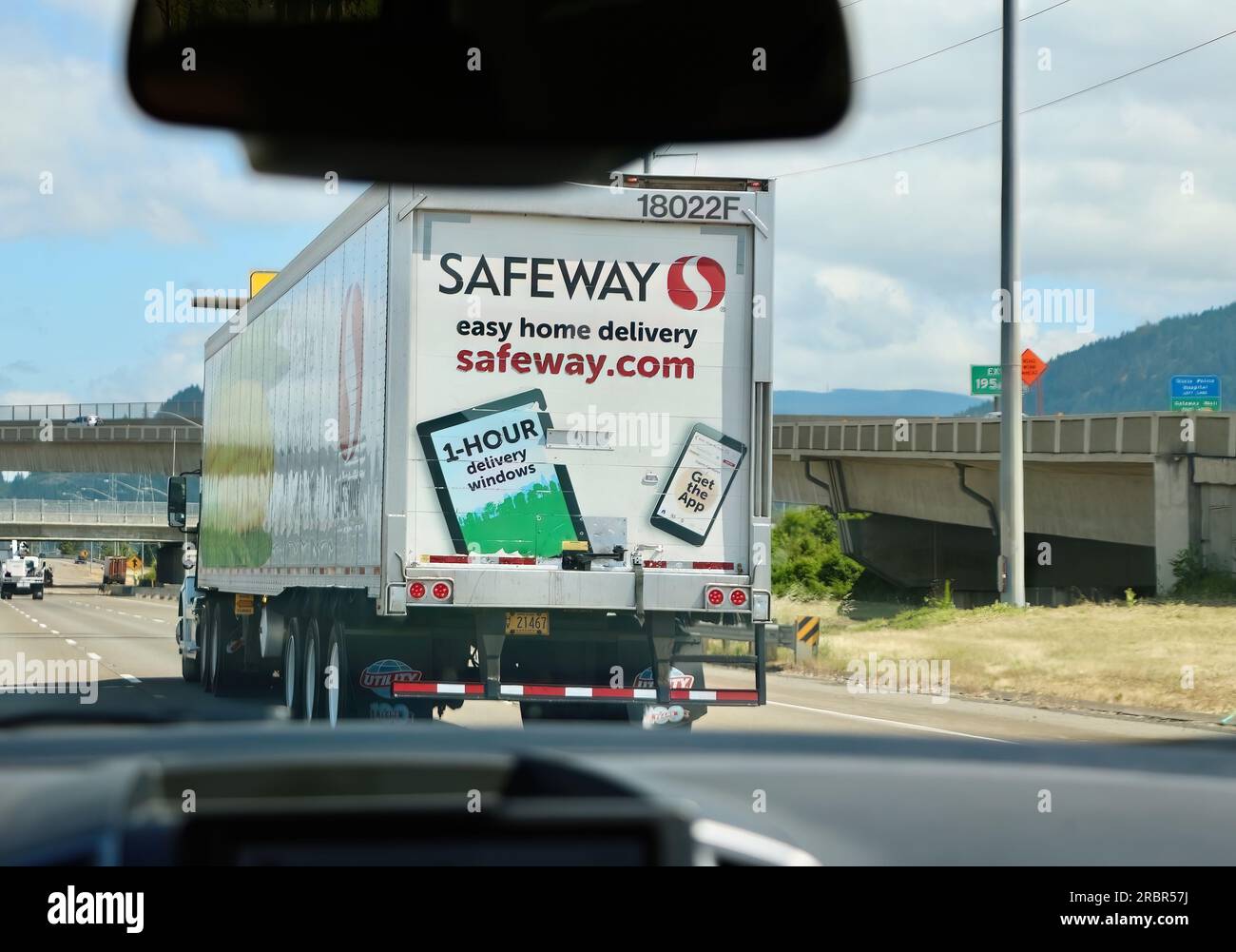 Safeway Supermarkt Kettenlieferung Truck fährt nördlich auf der Interstate 5 von einem Auto Oregon USA Stockfoto