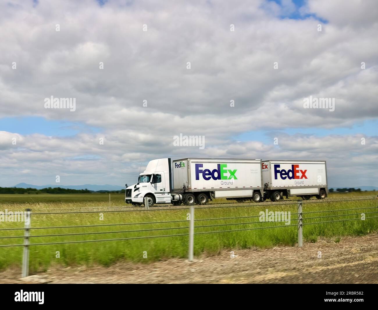 FedEx Ground Shipping günstiger Paketzustellwagen mit zwei Anhängern, der auf der Interstate 5 Oregon USA nach Süden fährt Stockfoto