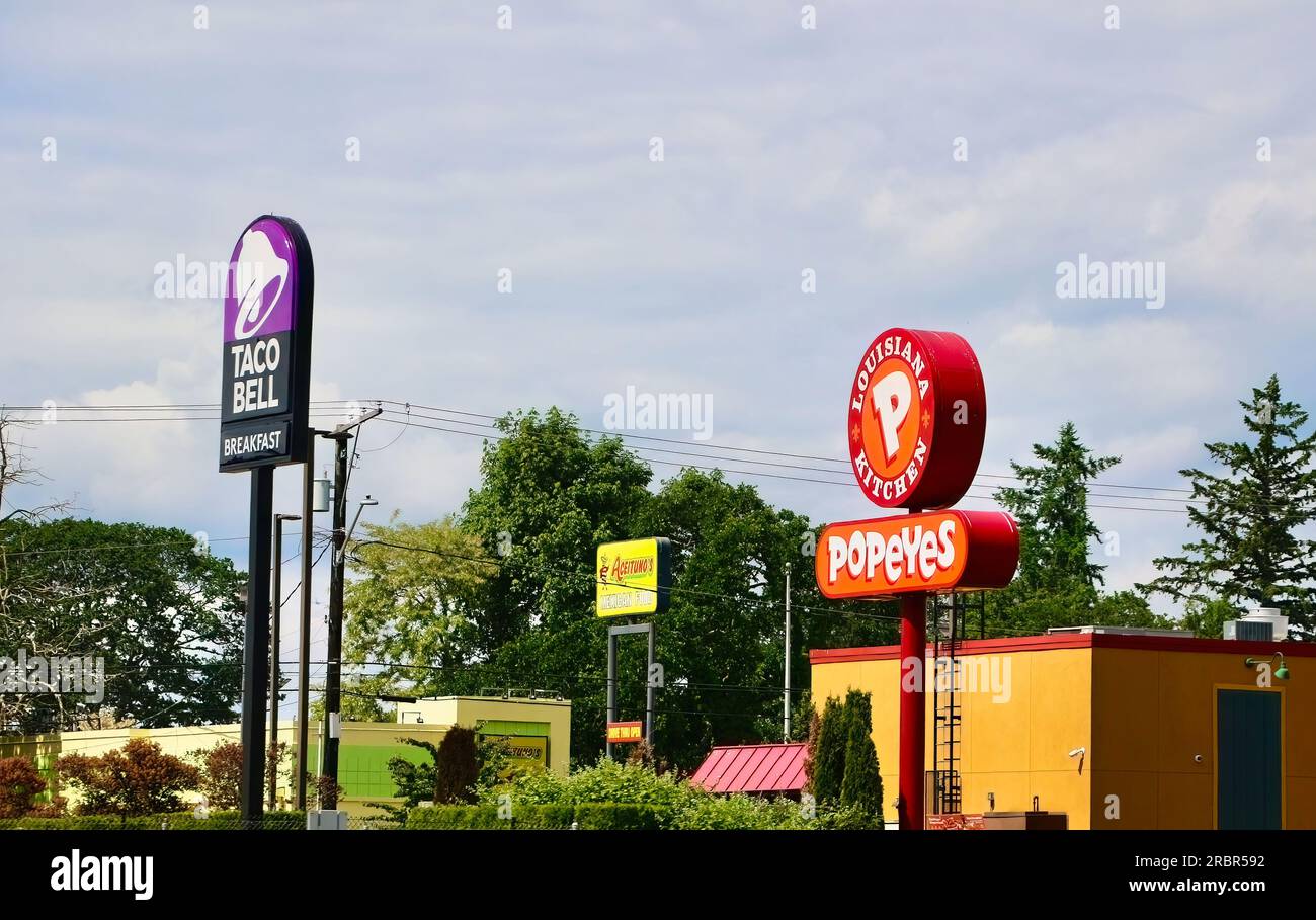 Popeyes Louisiana Kitchen Taco Bell Frühstück und Aceitunos Mexican Schilder für Fast Food an der I-5 Washington State USA Stockfoto