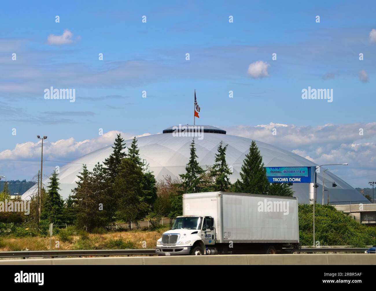 Blick aus dem Inneren eines Autos auf der I-5 in Richtung Norden der Tacoma Dome Mehrzweckarena Tacoma Washington State USA Stockfoto