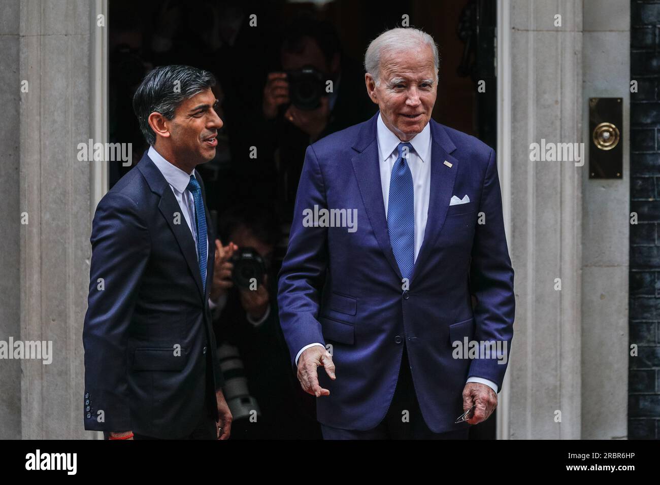 London, Großbritannien. 10. Juli 2023. Joe Biden (Joseph Robinette Biden Jr.), Präsident der Vereinigten Staaten von Amerika, wird von Rishi Sunak, Premierminister des Vereinigten Königreichs, in der Downing Street 10 begrüßt, beide erscheinen nach kurzen Treffen wieder, und Herr Biden verlässt die Downing Street in der Autokolonne. Biden besucht Großbritannien, um den Premierminister und später König Charles zu treffen, bevor er auf dem NATO-Gipfel in Litauen reist. Kredit: Imageplotter/Alamy Live News Stockfoto