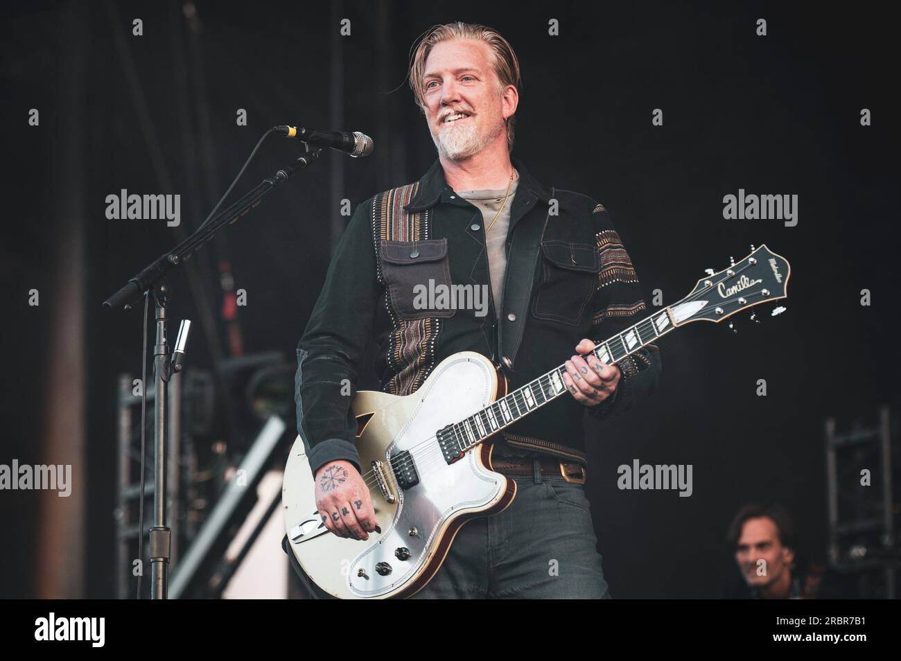 MADRID, MAD COOL FESTIVAL 2023, SPANIEN: Josh Homme, Sänger und Gitarrist der amerikanischen Rockband Queen of the Stone Age (auch bekannt als QOTSA), tritt live auf der Bühne des Mad Cool Festivals 2023 auf. Stockfoto