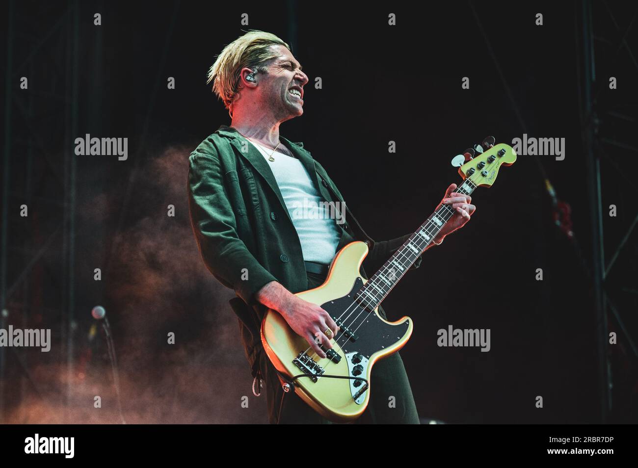 MADRID, MAD COOL FESTIVAL 2023, SPANIEN: Josh Homme, Sänger und Gitarrist der amerikanischen Rockband Queen of the Stone Age (auch bekannt als QOTSA), tritt live auf der Bühne des Mad Cool Festivals 2023 auf. Stockfoto