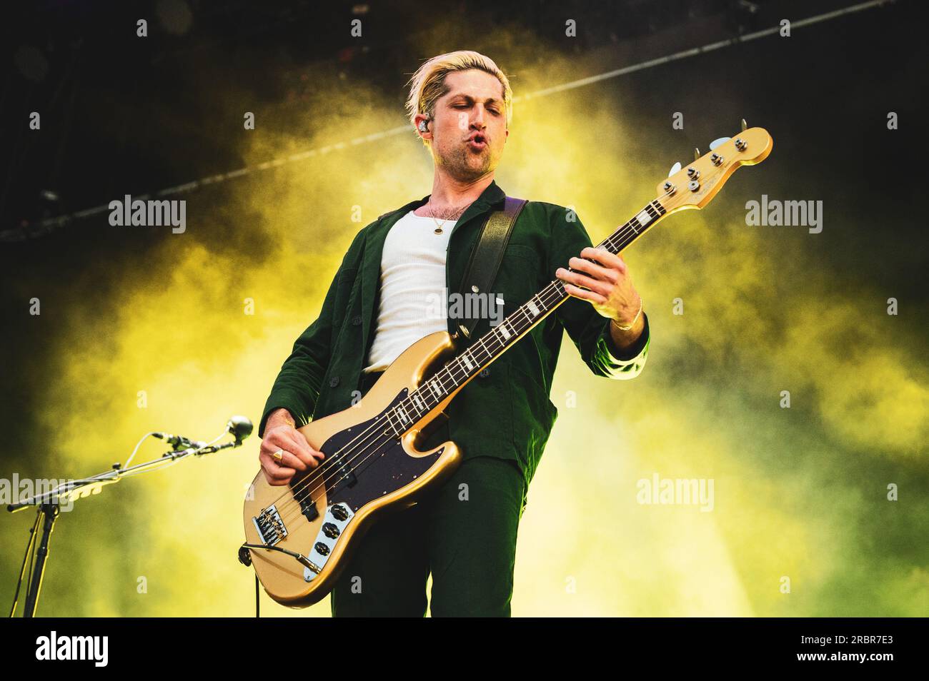 MADRID, MAD COOL FESTIVAL 2023, SPANIEN: Josh Homme, Sänger und Gitarrist der amerikanischen Rockband Queen of the Stone Age (auch bekannt als QOTSA), tritt live auf der Bühne des Mad Cool Festivals 2023 auf. Stockfoto