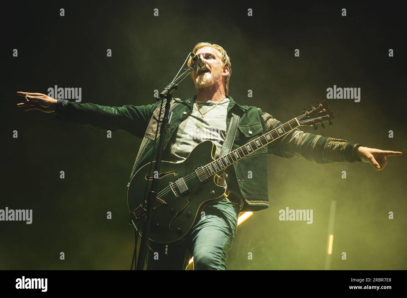 MADRID, MAD COOL FESTIVAL 2023, SPANIEN: Josh Homme, Sänger und Gitarrist der amerikanischen Rockband Queen of the Stone Age (auch bekannt als QOTSA), tritt live auf der Bühne des Mad Cool Festivals 2023 auf. Stockfoto