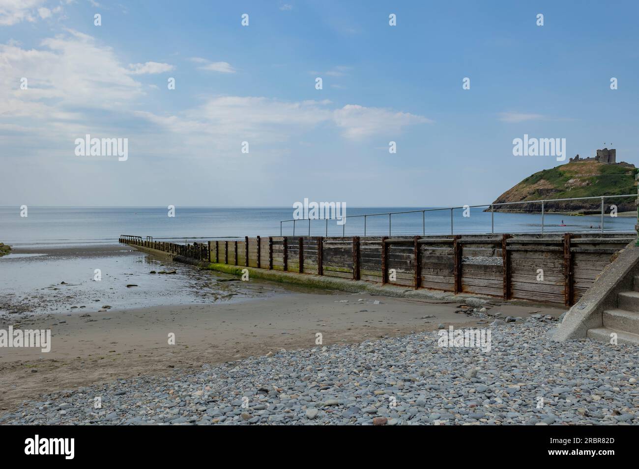 Hölzerne Groynen, die sich über einen Sandstrand erstrecken Stockfoto