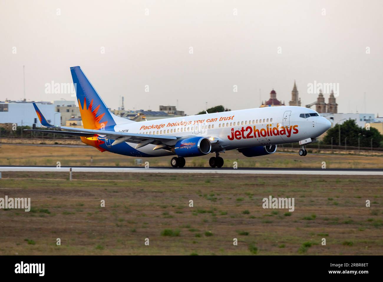 Jet2 Feiertage Boeing 737-85P (REG: G-DRTM) mit spätem Start von Landebahn 31. Stockfoto