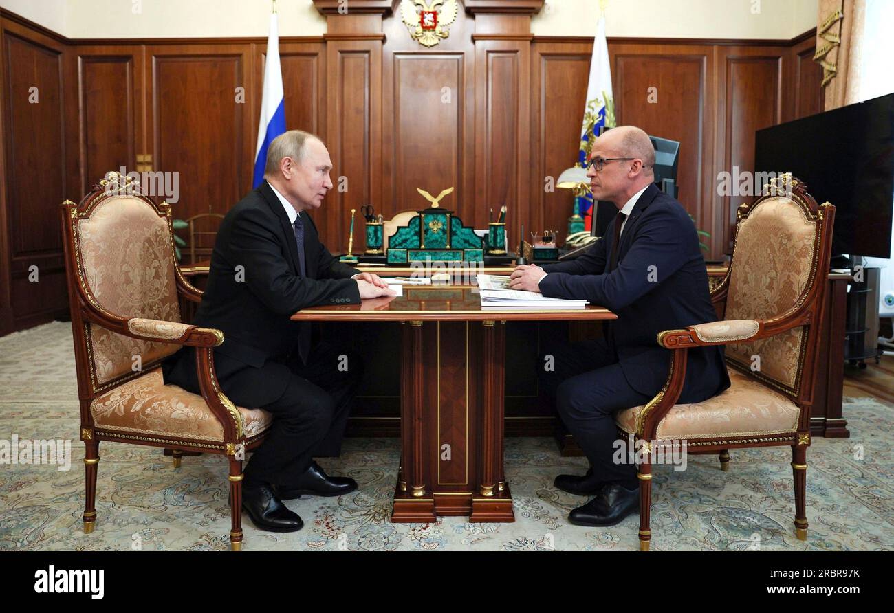 Moskau, Russland. 10. Juli 2023. Russischer Präsident Wladimir Putin während eines persönlichen Treffens mit dem Chef der Udmurt-Republik Alexander Brechalov, rechts, im Kreml am 10. Juli 2023 in Moskau, Russland. Kredit: Alexander Kazakov/Kreml Pool/Alamy Live News Stockfoto