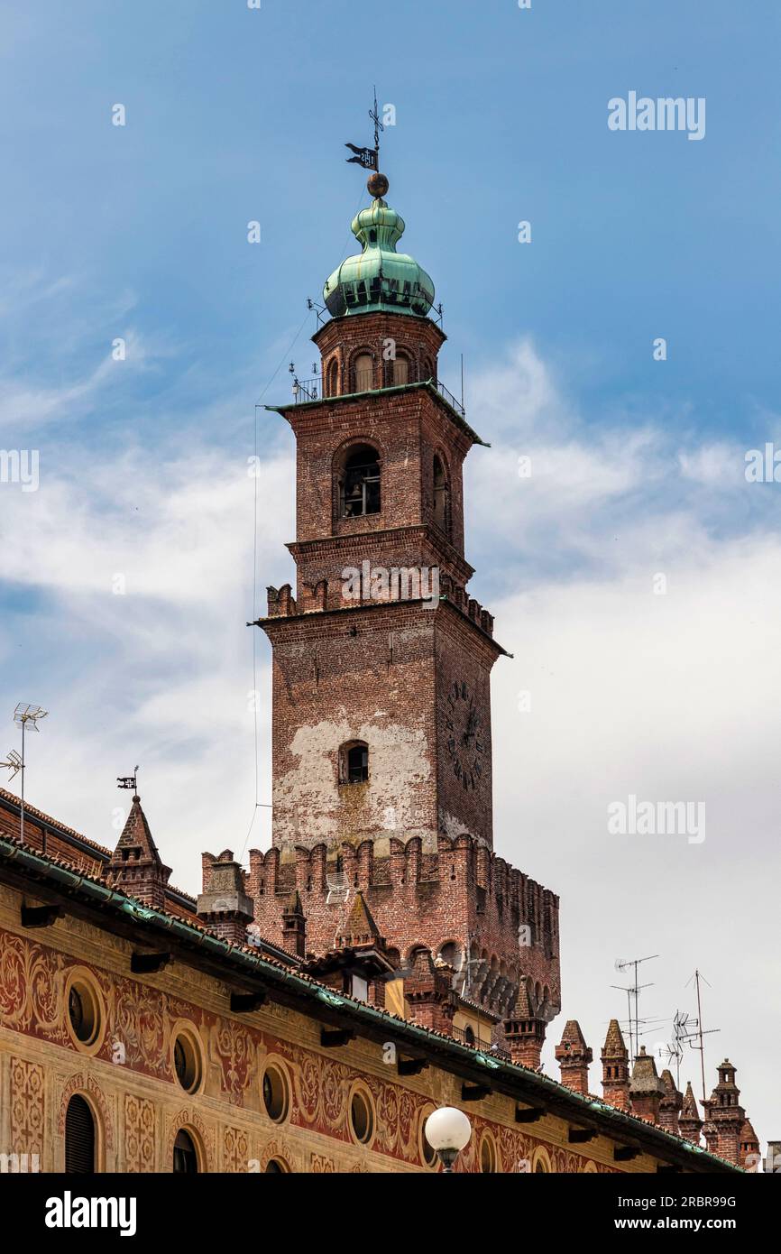 Der Glockenturm des Visconteo - Schloss Sforzeso. Herzogsplatz. Vigevano, Bezirk Pavia, Lombardei, Italien Stockfoto