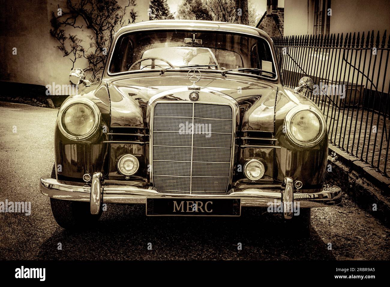 Mercedes-Benz 190 „Ponton“ Limousine (Automobil), in Produktion von 1956 bis 1961 Frontansicht Stockfoto