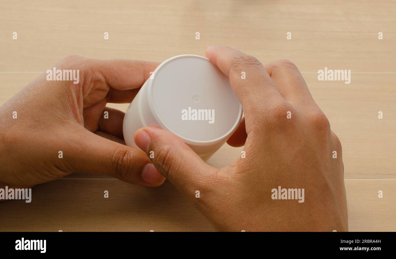 Weiche, gut gepflegte Hände Wenden Sie sanft eine feuchtigkeitsspendende Creme auf die Haut an. Stockfoto