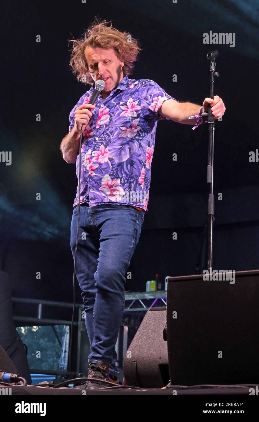 Der Milton Jones Comedian tritt live auf und tritt auf dem Silverstone Woodlands Campingplatz Craft Beer Tent, F1 GP, 6. Juli 2023 auf Stockfoto