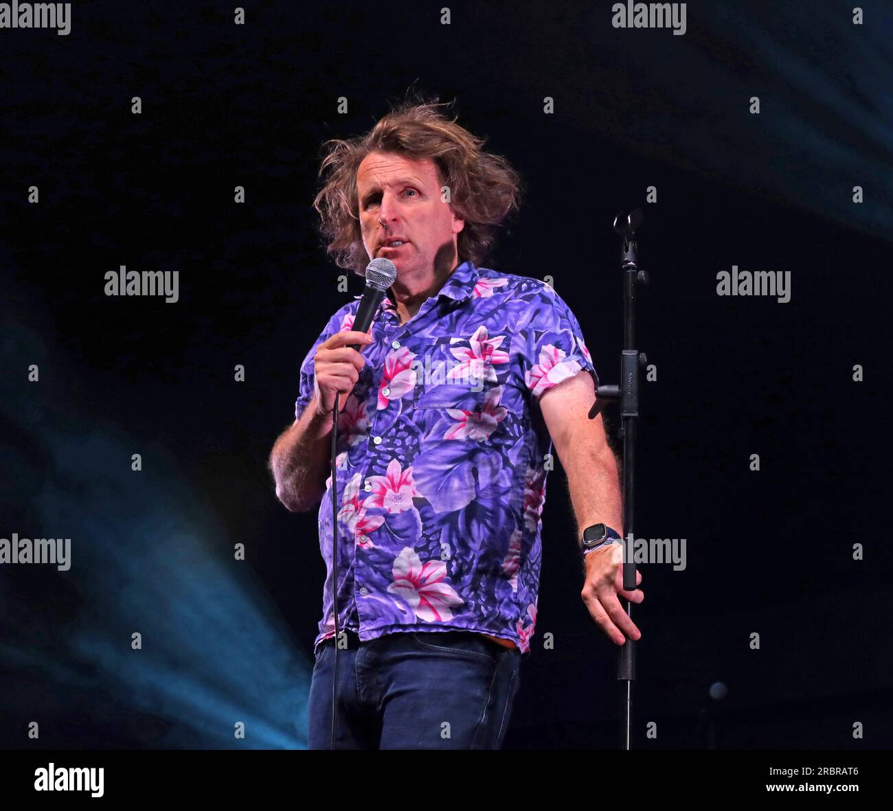 Der Milton Jones Comedian tritt live auf und tritt auf dem Silverstone Woodlands Campingplatz Craft Beer Tent, F1 GP, 6. Juli 2023 auf Stockfoto