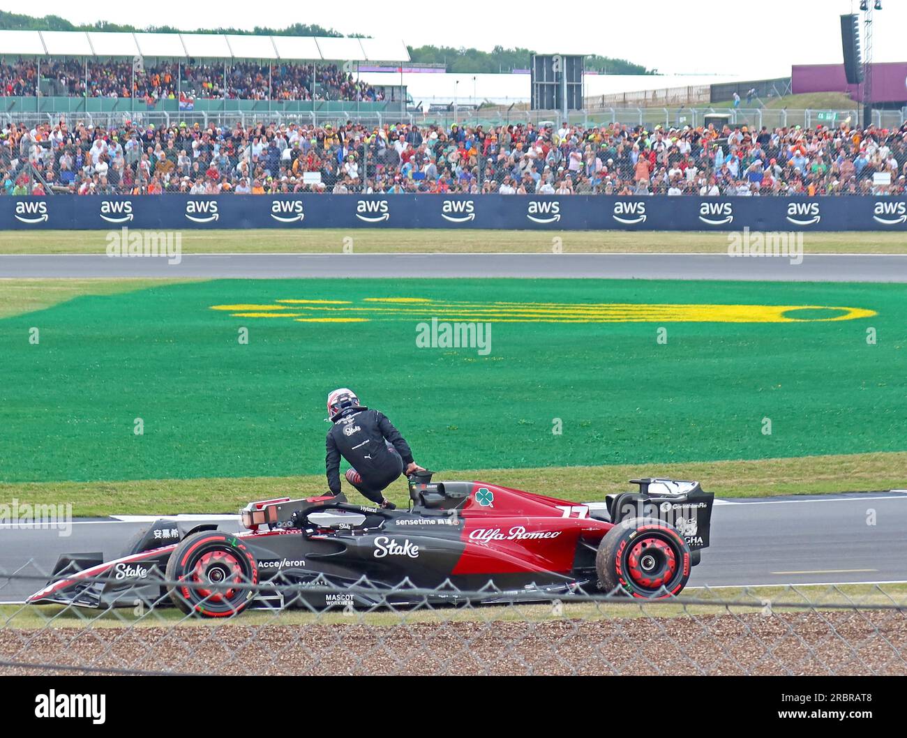 Kevin Magnussen klettert aus seinem Pannenfall heraus – Hass Recovery in Stowe and Vale Corners, Silverstone British F1 GP Qualifying am 8. Juli 2023 Stockfoto