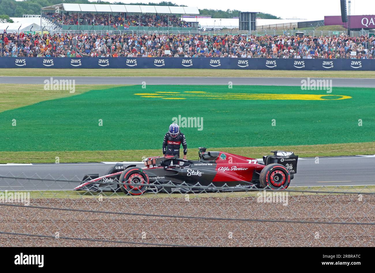Kevin Magnussen klettert aus seinem Pannenfall heraus – Hass Recovery in Stowe and Vale Corners, Silverstone British F1 GP Qualifying am 8. Juli 2023 Stockfoto