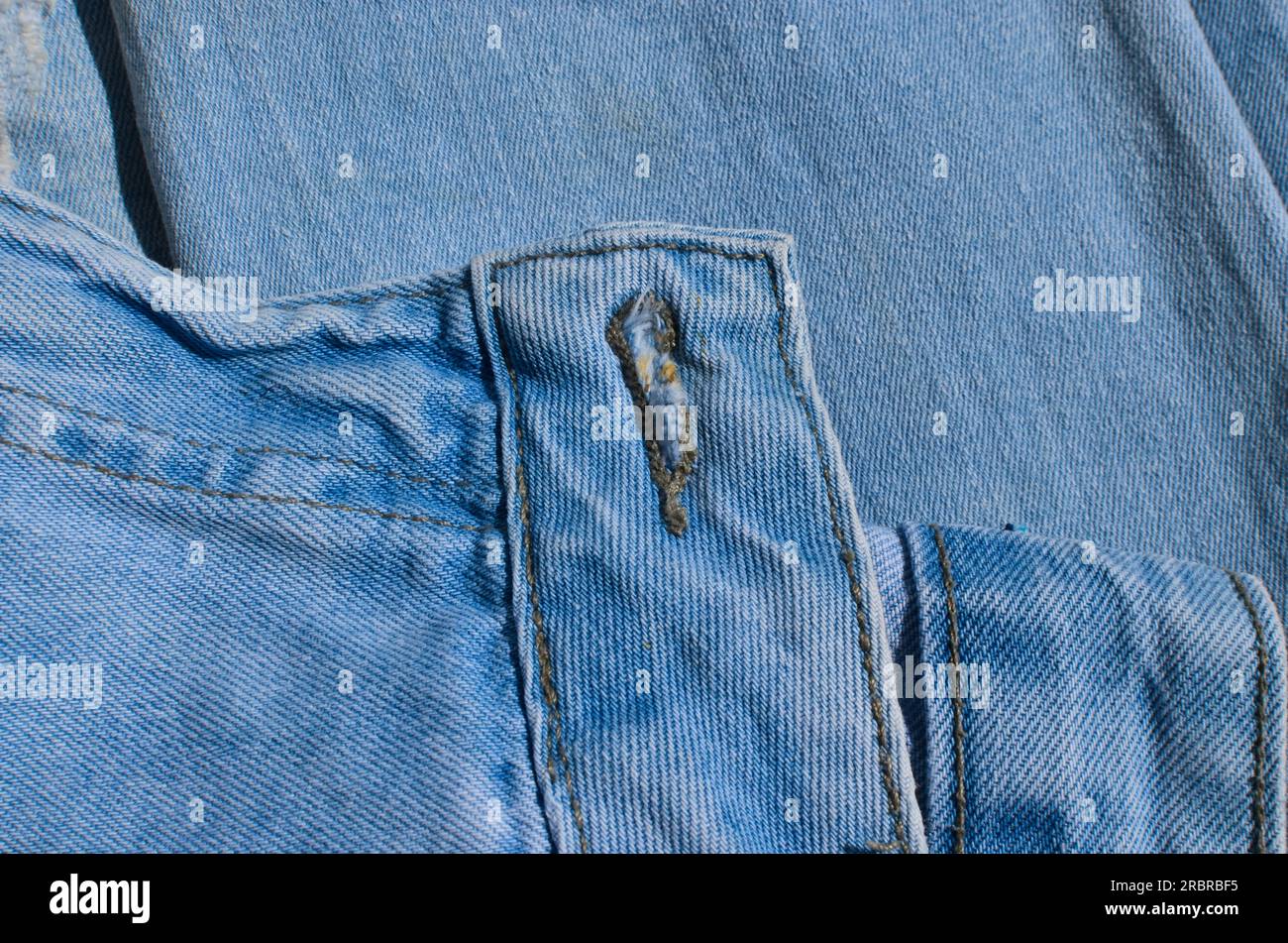 Nahaufnahme einer Jeansnaht, die die Details der gut ausgerichteten und präzisen Linien zeigt.000 – perfekt für Mode- und Bekleidungsprojekte. Stockfoto