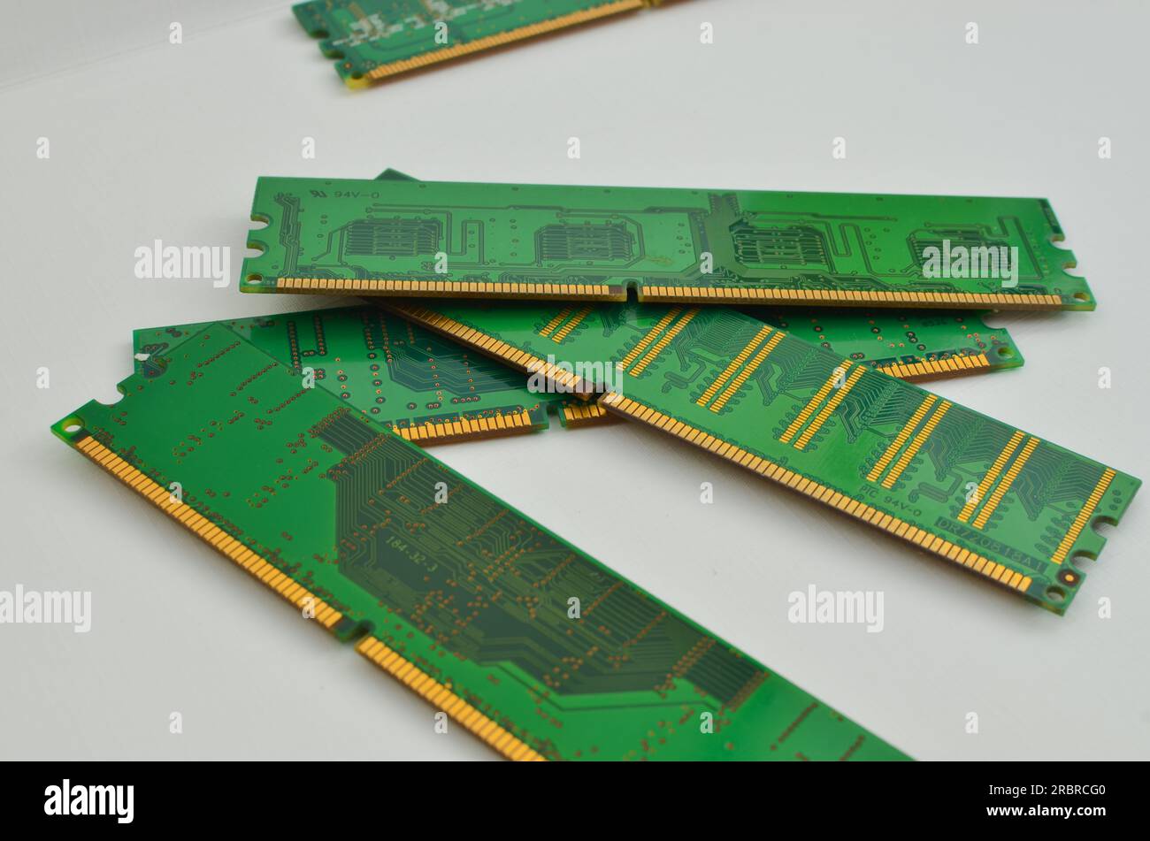 Detaildarstellung eines Computer-RAM-Speichers in Nahaufnahme, mit einem hellen Hintergrund, der die fortschrittliche Technologie in modernen Geräten darstellt. Stockfoto
