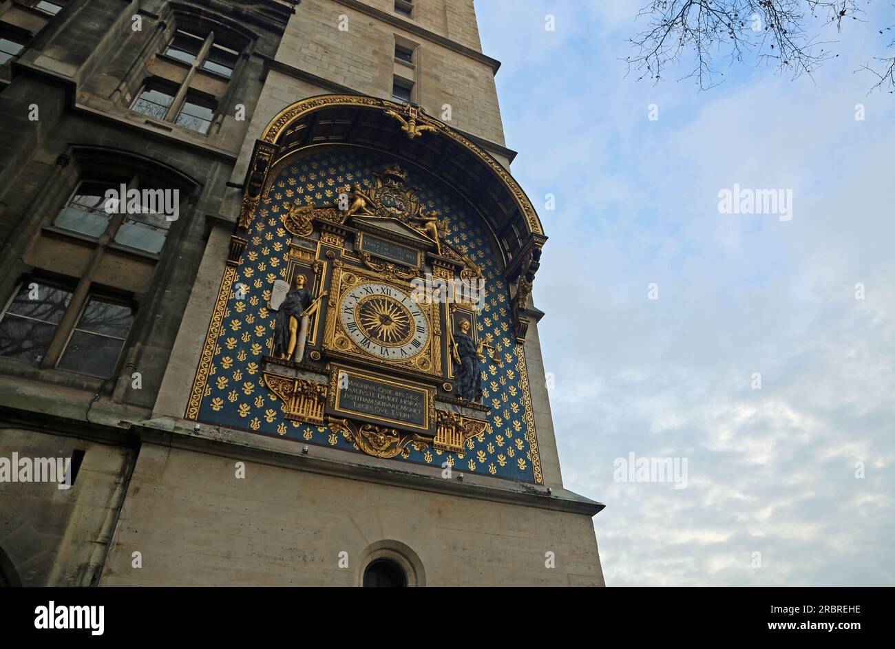 Die Uhr und der Himmel - La Conciergerie, Paris, Frankreich Stockfoto